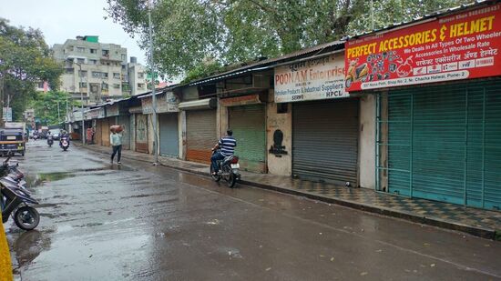 &nbsp;वनराज &nbsp;आंदेकर यांच्या हत्येमुळे पुण्यात खळबळ उडाली आहे. वनराज आंदेकर यांच्या दोन्ही बहिणींना पोलिसांनी &nbsp;अटक केली आहे. &nbsp;वनराजचा खून करण्यासाठी त्यांनी व &nbsp;मेहुण्याने प्लॅन केला होता. &nbsp; संपत्तीच्या वादातून ही हत्या करण्यात आली आहे. वनराज यांच्या खुनामुळे परिसरात दहशत असून नाना पेठेतील सर्व दुकाने व व्यवहार बंद ठेवण्यात आले आहेत.&nbsp;