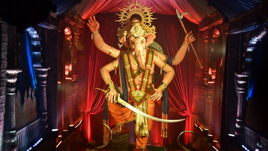 गणेशोत्सवाची सुरुवात दरवर्षी गणेश चतुर्थीपासून होते. मान्यतेनुसार श्रीगणेश हे सर्व प्रकारचे विघ्न दूर करणारे आणि शुभ फल देणारे मानले जातात. गणेश चतुर्थीला गणेशमूर्तीची स्थापना करून दहा दिवस त्याची पूजा केली जाते.