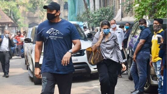 बॉलिवूडचा सर्वात जास्त मानधन घेणारा बॉडीगार्ड कोण आहे आणि त्याचा पगार किती आहे, ते तुम्हाला माहिती आहे का?