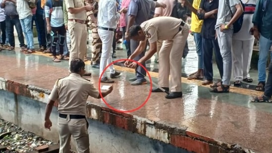 ऐन गर्दीच्या वेळी रेल्वे स्टेशनवर गोळीबार