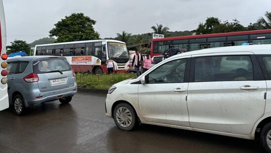 गणेशोत्सवासाठी चाकरमानी निघाले गावाला; मुंबई- गोवा महामार्गावर वाहतूक कोंडी वाहनांच्या ५ ते ७ किमी रांगा 