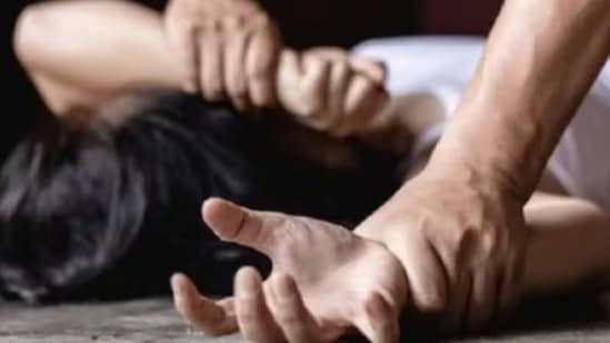 महिलेला दारू पाजून भररस्त्यात बलात्कार (प्रातिनिधीत छायाचित्र)