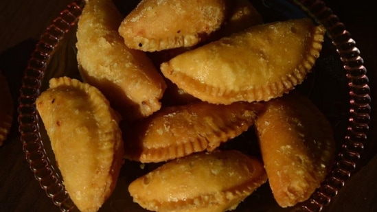 हरतालिकेचा उपवासाला नैवेद्यासाठी बनवा पुडाची करंजी