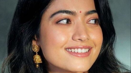 बॉलिवूड हंगामाच्या रिपोर्टनुसार, रश्मिका मंदना सलमान खानच्या 'सिकंदर' चित्रपटात दिसणार आहे. या चित्रपटाच्या शूटिंगला सुरुवात झाली असून, पुढील वर्षी हा चित्रपट प्रदर्शित होणार आहे. बॉलिवूड हंगामाच्या रिपोर्टनुसार, रश्मिका मंदना सलमान खानच्या 'सिकंदर' चित्रपटात दिसणार आहे. या चित्रपटाच्या शूटिंगला सुरुवात झाली असून, पुढील वर्षी हा चित्रपट प्रदर्शित होणार आहे.