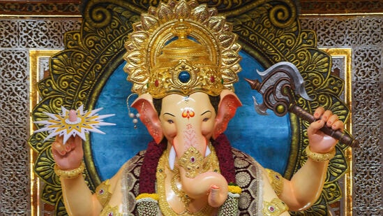 सगळीकडे सध्या गणरायाच्या आगमनाची उत्सुकता पाहायला मिळत आहे. अशातच मुंबईतील लालबागचा राजा जगभरातील सर्वात प्रसिद्ध गणपती आहे आणि लालबागच्या राजाच्या एका दर्शनासाठी सर्वच आतुर असतात. &nbsp;&nbsp;