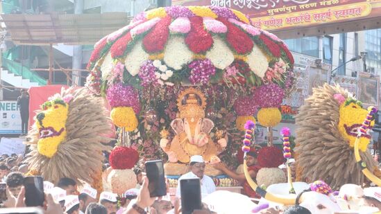 श्रीमंत दगडूशेठ हलवाई गणपती मंदिरापासून गणपती बाप्पा मोरया... मंगलमूर्ती मोरया... च्या जयघोषात सिंह रथातून निघालेल्या दिमाखदार आगमन मिरवणुकीने वाजत गाजत जटोली शिवमंदिराच्या प्रतिकृतीमध्ये दगडूशेठ चे गणपती बाप्पा विराजमान झाले.&nbsp;