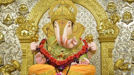 गणपती बाप्पाच्या प्रतिष्ठापनेची विधीवत पूजा