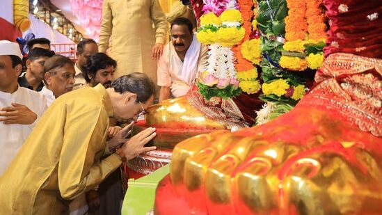 Ganesh Chaturthi 2024 : उद्धव ठाकरे सहकुटुंब लालबागच्या राजाच्या चरणी, पाहा व्हिडिओ