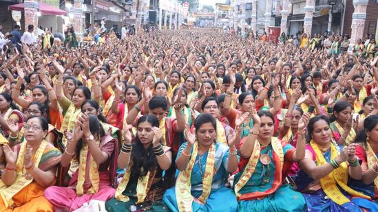 ओम नमस्ते गणपतये... ओम गं गणपतये नमः:... मोरया, मोरया... च्या जयघोषाने तब्बल ३५ हजार महिलांनी एकत्र येत अथर्वशीर्ष पठणातून गणरायाला नमन केले. ॠषीपंचमीनिमित्त आयोजित सोहळ्यात उर्जेने भारलेल्या वातावरणामध्ये हजारो महिलांच्या गर्दीचा उच्चांक यानिमित्ताने पहायला मिळाला.&nbsp;