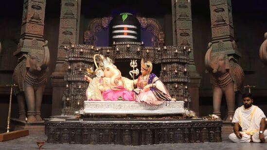 पाषाणात कोरलेल्या पुरातन शिवालयात अखिल मंडई मंडळाचे शारदा गजानन विराजमान झाले आहेत. मंडळाच्या वतीने यंदा 'दगडांवर कोरलेल्या लेण्यांमधील महादेवाचे भव्य शिवालय' ही सजावट करण्यात आली आहे. यामध्ये महादेवाची भव्य पिंड व त्यावर सतत जलाभिषेक हे सजावटीचे विशेष आकर्षण &nbsp;आहे.