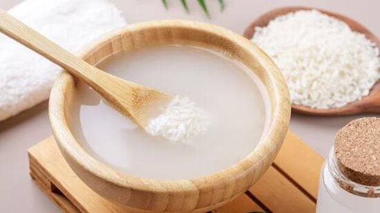 Skin and Hair Care Tips: त्वचा आणि केसांसाठी तांदूळ भिजवलेले पाणी