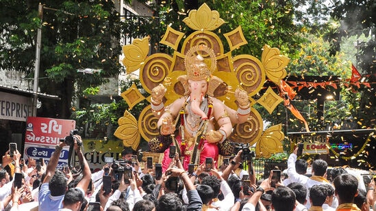 सूरतमध्ये गणेशोत्सवाला गालबोट! तोडफोड-जाळपोळ व हिंसाचार पोलिसांनी केला लाठीचार्ज