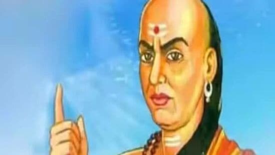 कोणत्या प्रकारची जागा किंवा ठिकाण सोडले पाहिजे- आचार्य चाणक्य यांनी नीती शास्त्रात सांगितले आहे की, कोणता देश किंवा स्थान त्वरित सोडणे योग्य आहे. यासोबतच त्यांनी सांगितले आहे की, कोणत्या पाच गोष्टी तेथे असणे आवश्यक आहे. त्या नसल्यास त्या व्यक्तीने ते ठिकाण सोडावे. <p>कोणत्या प्रकारची जागा किंवा ठिकाण सोडले पाहिजे- आचार्य चाणक्य यांनी नीती शास्त्रात सांगितले आहे की, कोणता देश किंवा स्थान त्वरित सोडणे योग्य आहे. यासोबतच त्यांनी सांगितले आहे की, कोणत्या पाच गोष्टी तेथे असणे आवश्यक आहे. त्या नसल्यास त्या व्यक्तीने ते ठिकाण सोडावे.<br> </p>