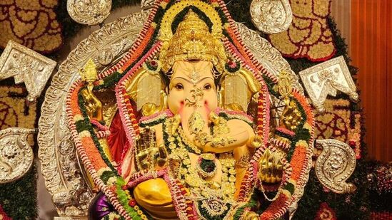 गणेशोत्सवाला सुरवात झाली आहे. ७ सप्टेंबर ते १७ सप्टेंबर असा १० दिवस गणपतीचा हा उत्साह राहील. अनेक ठिकाणी आकर्षक गणपती बाप्पा विराजमान झाले आहे आणि येथील देखावेही डोळ्याचे पारणे फेडणारे आहेत.