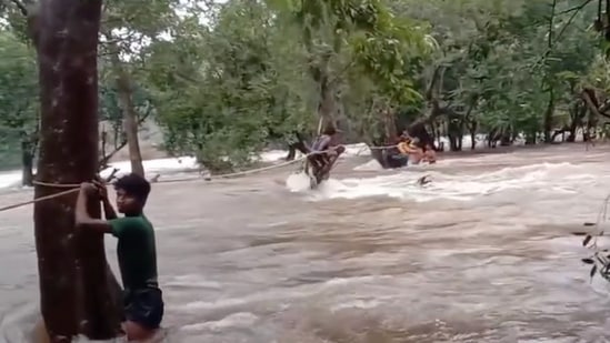नदीच्या पुरात वाहून गेलेल्या तरुणाची ३६ तासानंतर सुखरुप सुटका