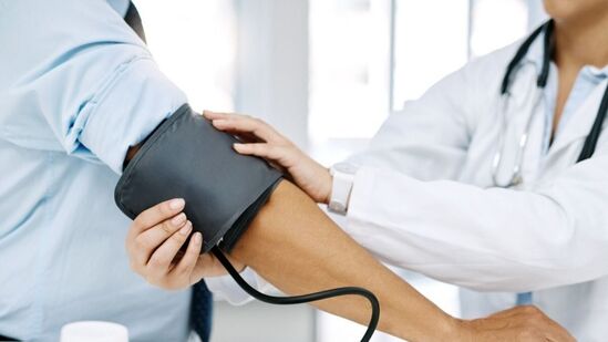 उच्च रक्तदाब म्हणजे काय? - उच्च रक्तदाब किंवा हायपरटेन्शन ही एक सामान्य स्थिती आहे ज्यामध्ये रक्तवाहिन्यांमधील रक्तदाब सतत उच्च राहतो. ज्यामुळे हृदय आणि धमन्यांचे नुकसान होऊ शकते आणि हृदयविकाराचा झटका, स्ट्रोक आणि किडनी निकामी होण्यासारख्या गंभीर समस्या निर्माण होऊ शकतात. उच्च रक्तदाब म्हणजे काय? - उच्च रक्तदाब किंवा हायपरटेन्शन ही एक सामान्य स्थिती आहे ज्यामध्ये रक्तवाहिन्यांमधील रक्तदाब सतत उच्च राहतो. ज्यामुळे हृदय आणि धमन्यांचे नुकसान होऊ शकते आणि हृदयविकाराचा झटका, स्ट्रोक आणि किडनी निकामी होण्यासारख्या गंभीर समस्या निर्माण होऊ शकतात. 