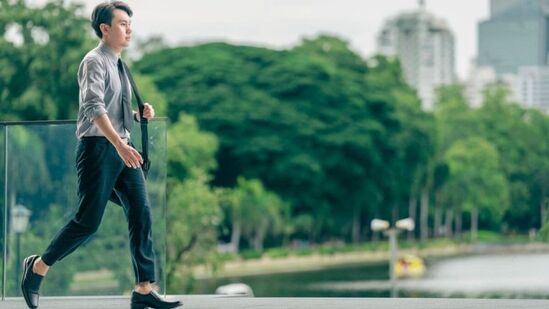 उच्च रक्तदाब नियंत्रित करण्यासाठी सर्वोत्तम व्यायाम ब्रिस्क वॉक- ब्रिस्क वॉक म्हणजे सामान्य चालण्यापेक्षा वेगाने चालणे. वेगवान चालणे वजन कमी करणे, निरोगी हृदय, तीक्ष्ण स्मरणशक्ती, तणाव कमी करणे यासारखे अनेक आरोग्य फायदे प्रदान करते. पण त्याचा सर्वात मोठा फायदा बीपीच्या रुग्णांना होतो. उच्च रक्तदाब आणि यूरिक ॲसिड सारख्या समस्या कमी करण्यासाठी जलद चालणे हा सर्वात सोपा आणि प्रभावी व्यायाम आहे. आठवड्यातून पाच वेळा ३० मिनिटे चाला. उच्च रक्तदाब नियंत्रित करण्यासाठी सर्वोत्तम व्यायाम ब्रिस्क वॉक- ब्रिस्क वॉक म्हणजे सामान्य चालण्यापेक्षा वेगाने चालणे. वेगवान चालणे वजन कमी करणे, निरोगी हृदय, तीक्ष्ण स्मरणशक्ती, तणाव कमी करणे यासारखे अनेक आरोग्य फायदे प्रदान करते. पण त्याचा सर्वात मोठा फायदा बीपीच्या रुग्णांना होतो. उच्च रक्तदाब आणि यूरिक ॲसिड सारख्या समस्या कमी करण्यासाठी जलद चालणे हा सर्वात सोपा आणि प्रभावी व्यायाम आहे. आठवड्यातून पाच वेळा ३० मिनिटे चाला. 