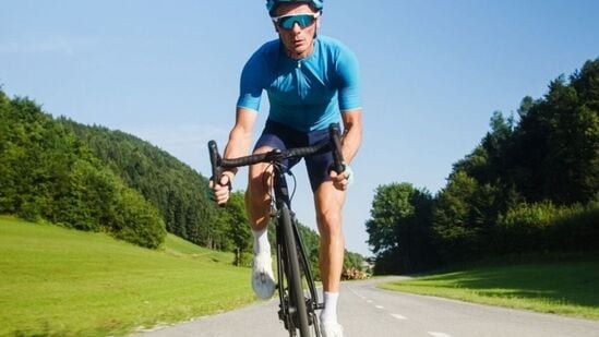 सायकलिंग - जिम किंवा बाहेर सायकल कुठलीही असो रोज काही वेळ सायकल चालवणे हा हृदयासाठी चांगला व्यायाम ठरू शकतो. जे केवळ रक्तदाब नियंत्रित ठेवत नाही तर यूरिक ॲसिड कमी करण्यासही मदत करते. आठवड्यातून चार ते पाच वेळा मध्यम गतीने ३०-४५ मिनिटे सायकल चालवण्याचे लक्ष्य ठेवा. सायकलिंग - जिम किंवा बाहेर सायकल कुठलीही असो रोज काही वेळ सायकल चालवणे हा हृदयासाठी चांगला व्यायाम ठरू शकतो. जे केवळ रक्तदाब नियंत्रित ठेवत नाही तर यूरिक ॲसिड कमी करण्यासही मदत करते. आठवड्यातून चार ते पाच वेळा मध्यम गतीने ३०-४५ मिनिटे सायकल चालवण्याचे लक्ष्य ठेवा. 