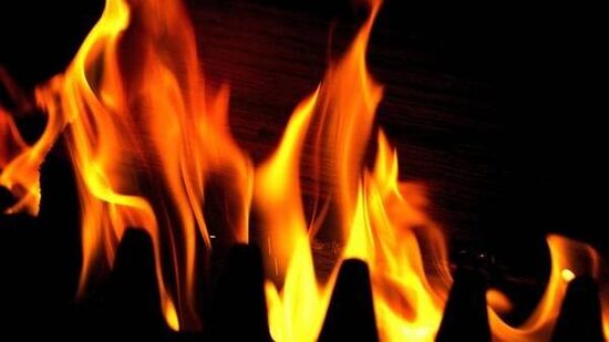 मुंबईतील घाटकोपर येथील इमारतीला आग