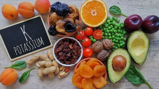 हे उपाय रक्तदाब नियंत्रित करण्यासाठी देखील प्रभावी आहेत - मीठाचे सेवन मर्यादित प्रमाणात करा. पोटॅशियमयुक्त पदार्थ खा. दारू आणि धूम्रपान टाळा. तणाव कमी करा. तुमचा रक्तदाब तपासत राहा. मन शांत ठेवण्याचा प्रयत्न करा. व्यायाम आणि योगासने नियमित करा.&nbsp;