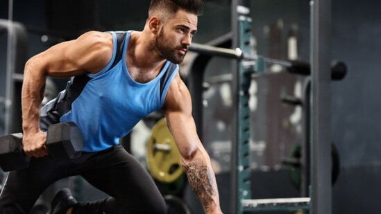 स्ट्रेंथ ट्रेनिंग - स्ट्रेंथ ट्रेनिंग हा व्यायामाचा एक प्रकार आहे ज्यामध्ये स्नायूंना बाह्य प्रतिकाराविरुद्ध काम करण्यासाठी बनवले जाते. स्ट्रेंथ ट्रेनिंगमुळे हृदयाचे आरोग्य सुधारण्यास मदत होते, वजन कमी करण्यात मदत होते, टाइप २ मधुमेह नियंत्रित होतो, संतुलन सुधारते आणि हाडे मजबूत होतात. स्नायूंना बळकट करून, रक्त प्रवाह सुधारून तुम्ही तुमच्या हृदयावरील ताण कमी करू शकता. स्ट्रेंथ ट्रेनिंग - स्ट्रेंथ ट्रेनिंग हा व्यायामाचा एक प्रकार आहे ज्यामध्ये स्नायूंना बाह्य प्रतिकाराविरुद्ध काम करण्यासाठी बनवले जाते. स्ट्रेंथ ट्रेनिंगमुळे हृदयाचे आरोग्य सुधारण्यास मदत होते, वजन कमी करण्यात मदत होते, टाइप २ मधुमेह नियंत्रित होतो, संतुलन सुधारते आणि हाडे मजबूत होतात. स्नायूंना बळकट करून, रक्त प्रवाह सुधारून तुम्ही तुमच्या हृदयावरील ताण कमी करू शकता. 