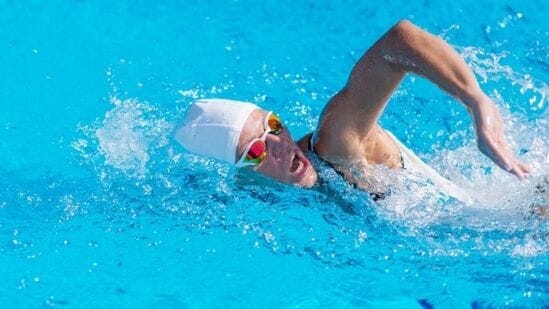 पोहणे - पोहणे हा एक सोपा व्यायाम आहे जो रक्तदाब आणि यूरिक अॅसिडची पातळी राखण्यास मदत करतो. पोहणे स्नायूंना टोन करते आणि हृदयाचे कार्य सुधारते. ज्यामुळे रक्तदाब कमी होण्यास मदत होते. आठवड्यातून किमान तीन वेळा ३० मिनिटे पोहणे हे यूरिक अॅसिड तयार होण्याची शक्यता कमी करण्यासोबतच रक्तदाबाची पातळी निरोगी ठेवण्यास मदत करू शकते. पोहणे - पोहणे हा एक सोपा व्यायाम आहे जो रक्तदाब आणि यूरिक अॅसिडची पातळी राखण्यास मदत करतो. पोहणे स्नायूंना टोन करते आणि हृदयाचे कार्य सुधारते. ज्यामुळे रक्तदाब कमी होण्यास मदत होते. आठवड्यातून किमान तीन वेळा ३० मिनिटे पोहणे हे यूरिक अॅसिड तयार होण्याची शक्यता कमी करण्यासोबतच रक्तदाबाची पातळी निरोगी ठेवण्यास मदत करू शकते. 