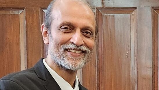 पुण्यातील गोखले संस्थेच्या कुलगुरूपदावरून अजित रानडे यांची हकालपट्टी