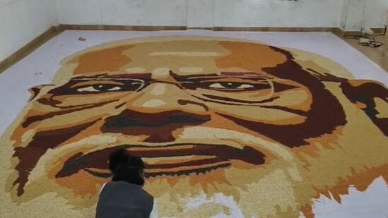 बाजरीपासून बनवलेले मोदींचे पेंटींग