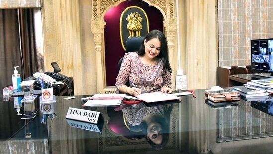 महिला संरपचाची इंग्रजी ऐकून आयएएस अधिकारी टीना दाबी झाल्या चकीत