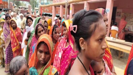सुभद्रा योजनेच्या लाभासाठी महिलांची गर्दी