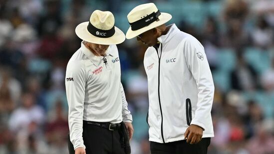 Cricket Umpire : बीसीसीआयचा अंपायर कसे व्हायचे? वनडे सामन्यातील पंचांना किती पगार मिळतो? सर्वकाही जाणून घ्या