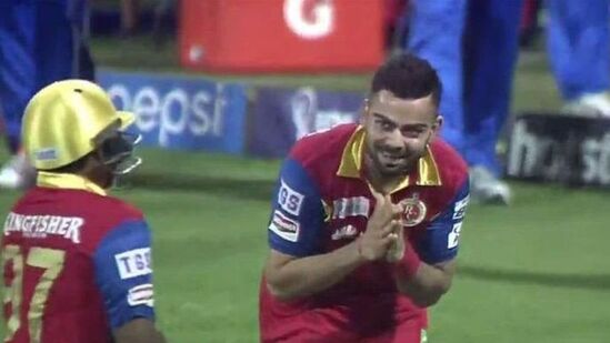 Virat Kohli bowed to Sarfaraz Khan during an IPL match : विराटसोबतच्या पहिल्या भेटीत काय घडलं? सरफराज खाननं सांगितली रंजक गोष्ट, वाचा