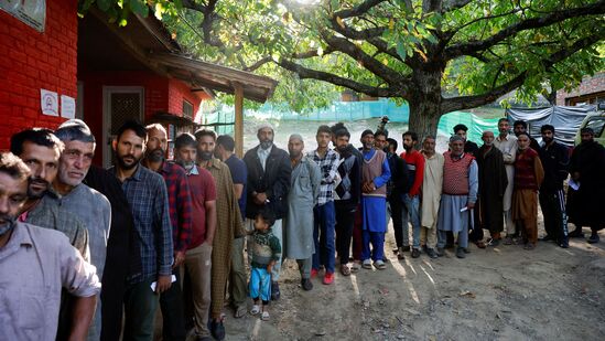 जम्मू-काश्मीर राज्यात तब्बल दहा वर्षानंतर विधानसभेची निवडणूक होत आहे. यापूर्वी डिसेंबर २०१४ मध्ये जम्मू काश्मीरमध्ये विधानसभा निवडणूक झाली होती. केंद्र सरकारने ५ ऑगस्ट २०१९ रोजी जम्मू-काश्मीरमधून कलम ३७० हटवले होते. तेव्हापासून येथे राष्ट्रपती राजवट लागू आहे. दक्षिण काश्मीरच्या कोकेर्नाग या मतदारसंघात मतदारांच्या मोठमोठ्या रांगा लागलेल्या दिसत आहेत.