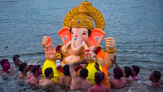 एक दोन तीन चार, गणपतीचा जयजयकार, आभाळ भरलं होतं तू येताना, डोळे भरून आलेत निरोप देताना, गणपती गेले गावाला चैन पडेना आम्हाला, गणपती बाप्पा मोरया, पुढच्या वर्षी लवकर या, असा जयजयकार करत ढोल-ताशांच्या गजरात आणि गुलालाची उधळण करत लाडक्या बाप्पाला निरोप देण्यात आला.