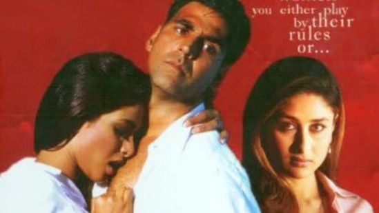 ऐतराज हा चित्रपट 2004 साली प्रदर्शित झाला होता. या चित्रपटात करीना कपूरसोबत प्रियांका चोप्रा आणि अक्षय कुमार दिसले होते. या चित्रपटात तुम्हाला कोर्टरूम ड्रामाही पाहायला मिळेल. तुम्ही ZEE5 वर चित्रपट पाहू शकता.