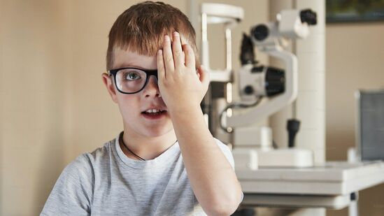 parenting tips: मुलांच्या डोळ्यांच्या आरोग्याची काळजी घेण्यासाठी टिप्स