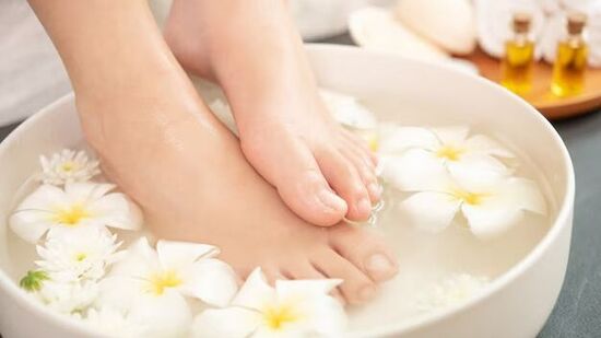 Beauty Tips: लिंबाच्या सालीने पेडीक्योर कसे करावे