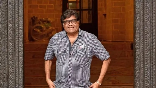 मराठी आणि हिंदी सिनेसृष्टीतील एक काळ गाजवणारे अभिनेता म्हणून ज्येष्ठ अभिनेते अशोक सराफ यांना ओळखले जाते. अशोक सराफांनी मराठी सिनेसृष्टीला एक नवी ओळख मिळवून दिली आहे.&nbsp;