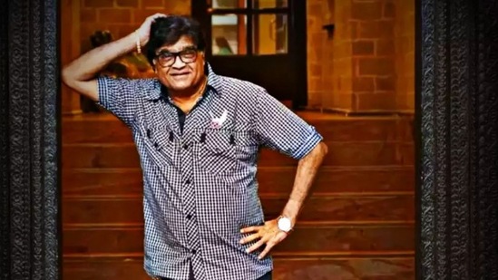 'अशीही बनवाबनवी', 'पांडू हवालदार', 'धूमधडाका', 'आमच्यासारखे आम्हीच', 'एकापेक्षा एक' अशा एक ना अनेक चित्रपटांतून त्यांनी प्रेक्षकांच्या मनावर अधिराज्य गाजवलं आहे. <p>'अशीही बनवाबनवी', 'पांडू हवालदार', 'धूमधडाका', 'आमच्यासारखे आम्हीच', 'एकापेक्षा एक' अशा एक ना अनेक चित्रपटांतून त्यांनी प्रेक्षकांच्या मनावर अधिराज्य गाजवलं आहे. <br> </p>