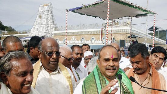 तिरुपती मंदिर १७ वर्षापूर्वीही वादामुळे आले होते चर्चेत 