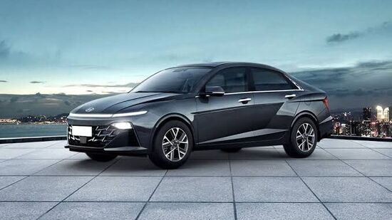 Hyundai Verna: ह्युंदाई वेरना ही मध्यम आकाराची सेडान आर सेगमेंटमधील एक उत्तम कार आहे. या महिन्यात या कारवर एकूण ५० हजार रुपयांपर्यंत सूट मिळत आहे. वेरना सध्या त्याच्या सेगमेंटमधील एक स्टायलिश आणि भविष्यकालीन डिझाइनसह तयार करण्यात आली.&nbsp;
