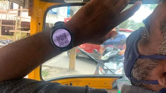 रिक्षा चालकाचे 'स्मार्ट पेमेंट! बेंगळुरू ऑटो ड्रायव्हरकडे स्मार्टवॉचमध्ये QR कोड; व्हिडिओ झाला व्हायरल