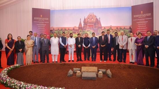 हायकोर्ट संकुलाच्या भूमिपूजन प्रसंगी सरन्यायाधीश, मुख्यमंत्री शिंदे व दोन्ही उपमुख्यमंत्री.