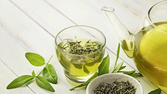 Health Tips:  ग्रीन टीमध्ये कोणत्या गोष्टी मिसळून पिता येतात
