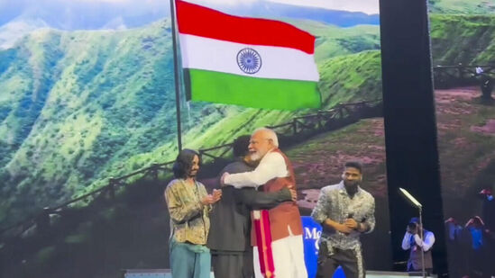 'मोदी अँड यूएस' शोमधील कलाकारांचे परफॉर्मेंस पाहून मोदी भारावले
