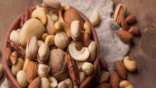 हे ३ सुपरफूड खा - हृदयाच्या आरोग्यासाठी डॉक्टरांनी ३ सुपरफूड सुचवले आहेत. दररोज १० बदाम, ४ अक्रोड खा. त्यात ओमेगा ३ फॅटी ॲसिड आणि अनेक पोषक घटक असतात. ब्रोकोली खा.