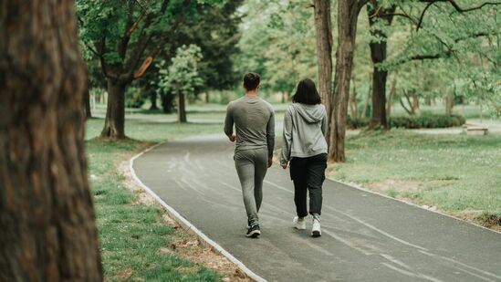 हृदय निरोगी आहे का? - तुमचे हृदय निरोगी आहे की नाही हे तपासायचे असेल तर डॉक्टर रविंदर यांनी सोपी पद्धत सांगितली. हे तपासण्यासाठी एक सोपी चाचणी आहे. तुम्ही ४५ मिनिटे चालण्याचा प्रयत्न करा. तुम्ही न थांबता चालत असाल तर तुमचे हृदय ठीक आहे. ही फक्त एक बेसिक टेस्ट आहे.&nbsp;&nbsp;