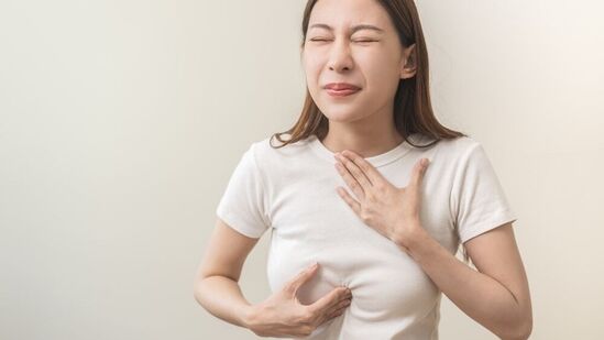 जळजळकडे दुर्लक्ष करू नका - डॉक्टरांनी सांगितले की जर तुम्हाला कधी छातीच्या मध्यभागी जळजळ जाणवत असेल तर तुम्ही स्वतःला विचारावे की असे यापूर्वी कधी झाले आहे का? नसेल तर लगेच डॉक्टरांकडे जा. तुमच्या समोर कोणी पडले असेल तर लगेच सीपीआर द्या आणि हॉस्पिटलमध्ये न्या.&nbsp;