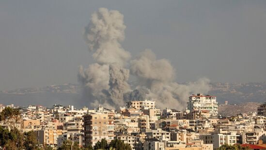 Smokes rise, amid ongoing cross-border hostilities between Hezbollah and Israeli forces, in Tyre, southern Lebanon September 23, 2024. REUTERS/Aziz Taher       TPX IMAGES OF THE DAY