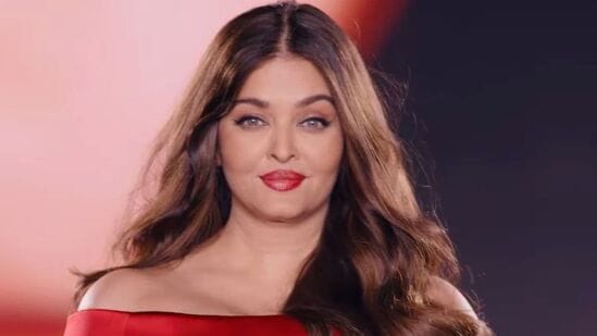 'पॅरिस फॅशन वीक २०२४' मध्ये, ऐश्वर्याने सॅटिन गाउन घातला होता. तसेच लाल रंगाची लिप्स्टीक लावली आहे.